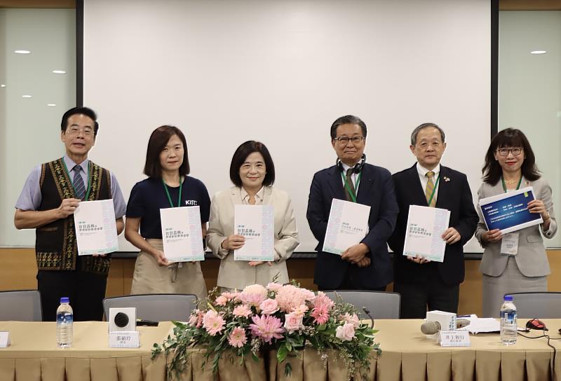 張榮發基金會第1屆「台日品格與育德創新教育論壇」,執行長鍾德美(左3)、日本道德教育財團執行董事井上和行(右3)、國際部長堀內一史(右2)與講師屏東長榮百合國小校長陳世聰(左1)、雲林縣宜梧國中校長張碩玲(左2)合影。