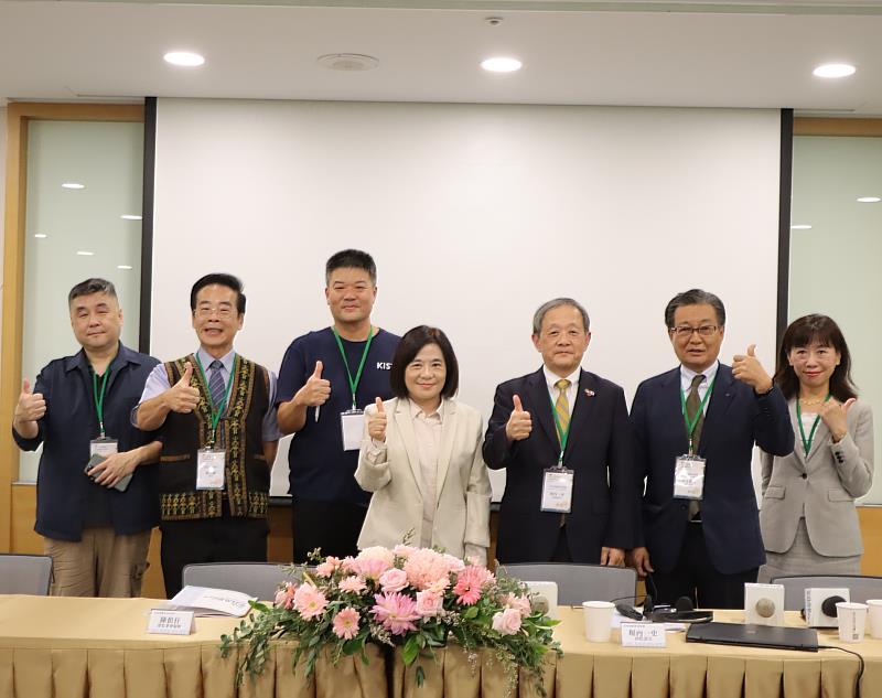 張榮發基金會「台日品格與育德創新教育論壇」,執行長鍾德美(中)、日本道德教育財團執行董事井上和行(右2)、國際部長堀內一史(右3)、國際課長邱瑋琪(右1)、花蓮縣三民國中校長林國源(左3)、屏東縣長榮百合國小校長陳世聰(左2)、資深媒體人陳俍任(左1)合影。