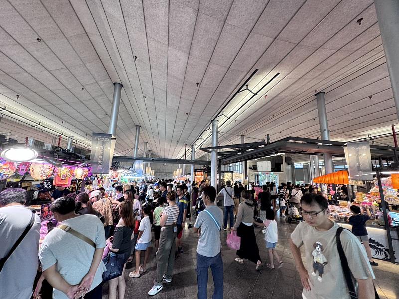 風箏節帶動大量人潮走進竹風漁市,採買、用餐買氣熱絡。