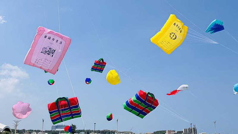 「台灣印象」主題風箏升空,茄芷袋、作業簿等台灣元素吸睛。