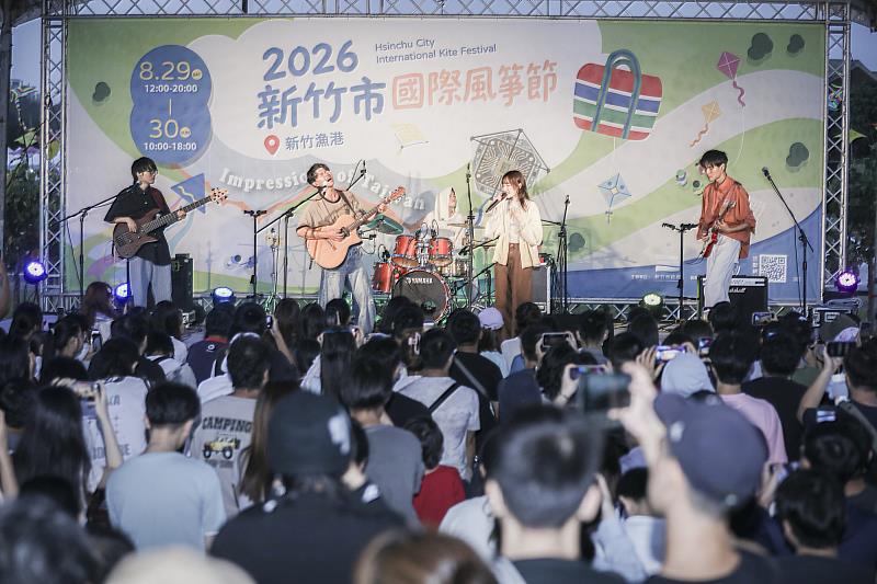 舞台精彩演出吸引大批民眾駐足,現場氣氛熱烈。