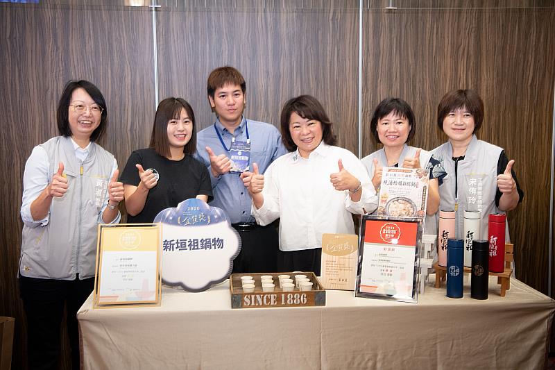 黃敏惠市長品嘗金質獎得主新垣祖鍋物美味湯品。