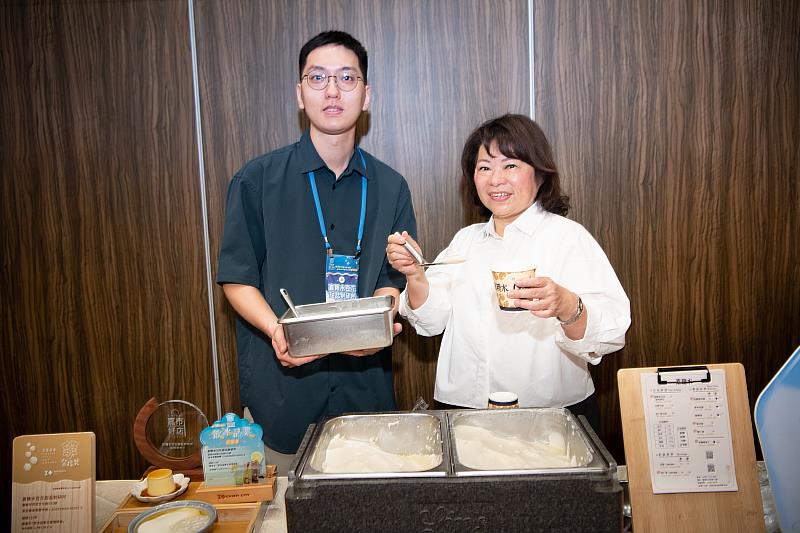 黃敏惠市長品嘗金搖獎得主嘉糖水豆花甜品制研所美味豆花。