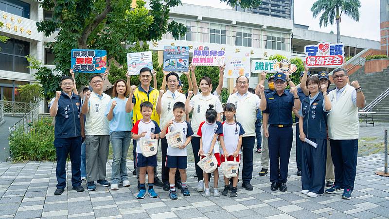開學首日竹市啟動「護童專案」,高虹安市長視察守護孩子安心通學路。