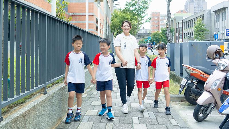 開學首日竹市啟動「護童專案」,高虹安市長視察守護孩子安心通學路。
