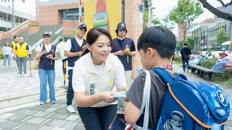 開學首日高虹安市長關心孩子們。
