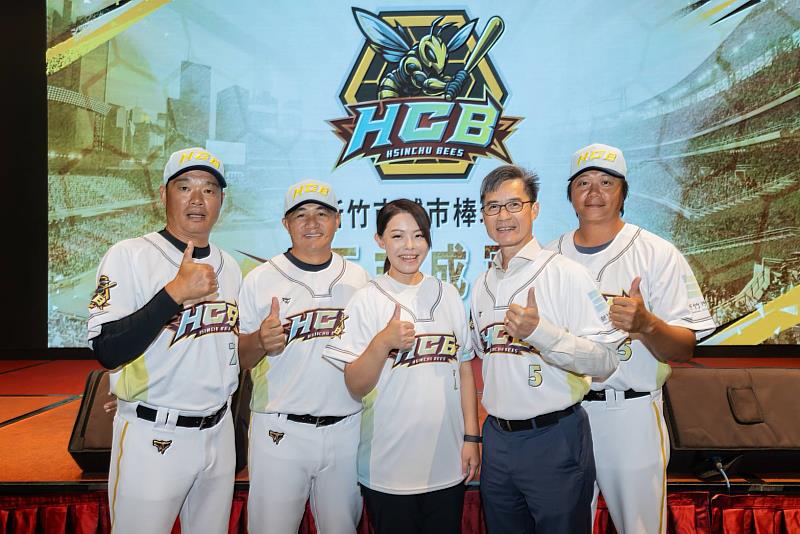 (左起)陳瑞振總教練、張泰山技術顧問、高虹安市長、林琨瀚副市長、倪福德投手教練。