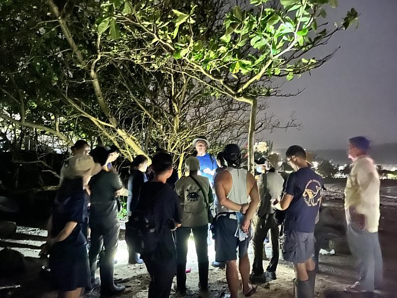 學員於夜間深入第2450號保安林與後灣北側濕地進行實地踏查。