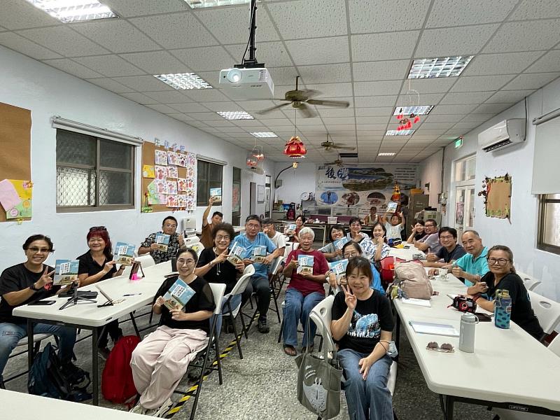 後灣陸蟹棲地生態結構室內課程學員大合照現場交流熱絡。