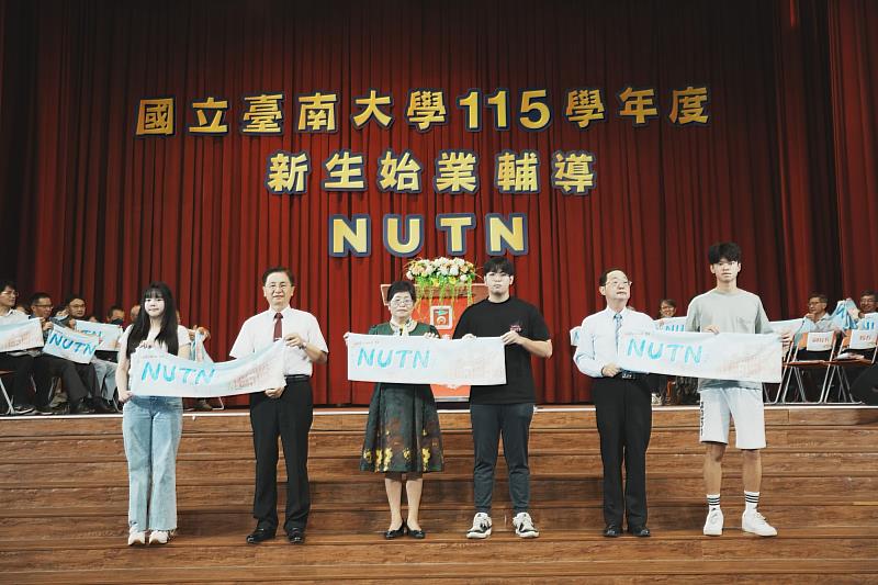 南大教育系、材料系及數位系新生代表參與傳承儀式,象徵115級新鮮人正式展開大學新生活。