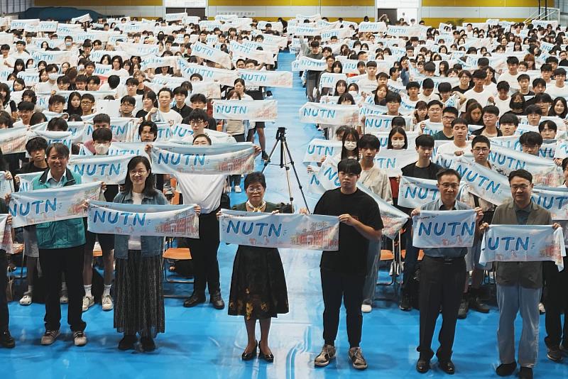 南大115級新鮮人與師長齊聚中山館留下珍貴合影,共同迎接精彩大學生活的嶄新開始。