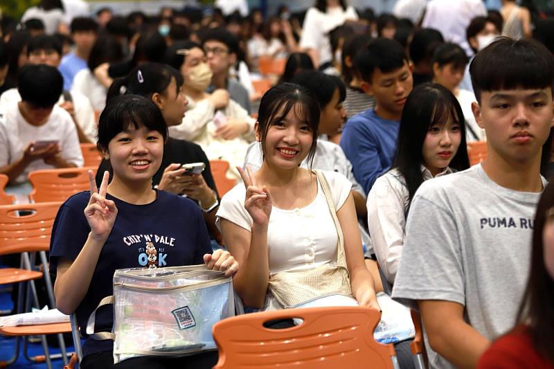 南大新鮮人在始業輔導中認識新同學、留下歡樂合影,開啟四年同行的珍貴友誼。