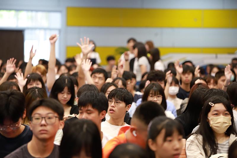 南大新生踴躍舉手參與課程互動,在交流與思考中展現積極投入的大學學習熱情。