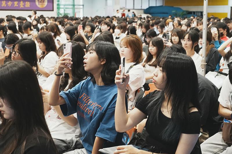 南大新生掃描QR Code填寫身心生活適應量表,協助了解自身需求並連結校園支持資源。