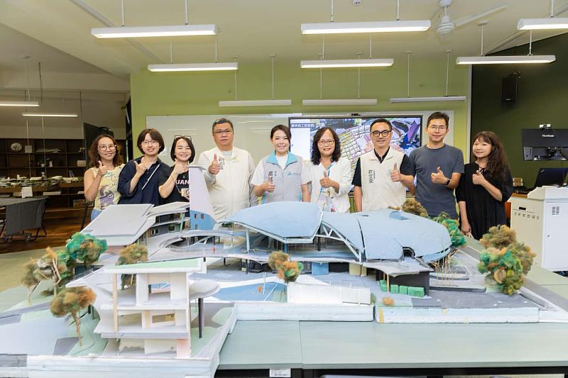 市長高虹安率領團隊視察關埔國小四期體育館工程。
