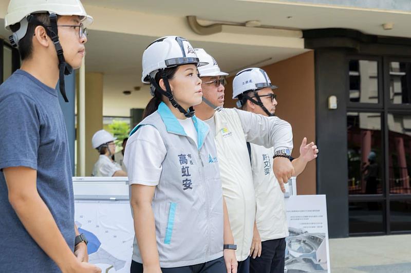 市長高虹安率領團隊視察關埔國小四期體育館工程。
