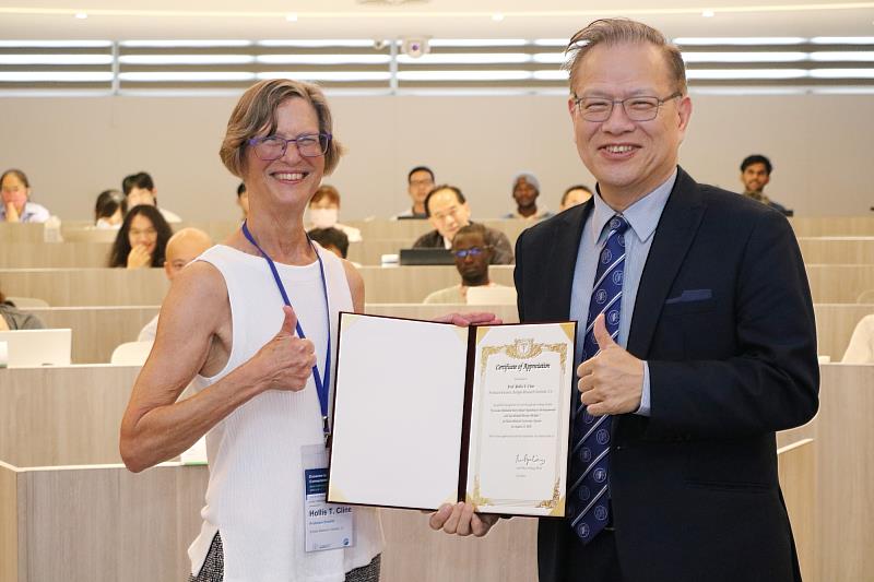 中國醫藥大學校長，腦空間體研究中心榮譽主任江安世致贈美國國家科學院院士Hollis T. Cline感謝狀。