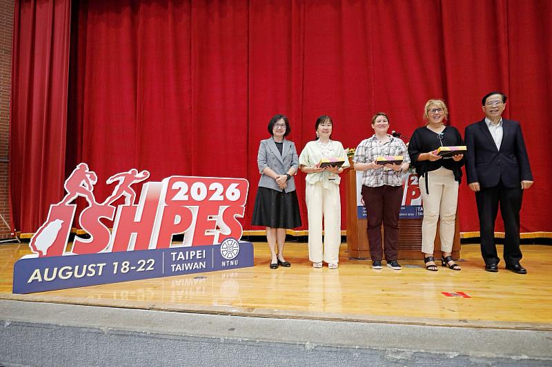 宋曜廷校長(右1)、大會籌辦人兼大會主席林玫君學務長(左1)、國際體育運動史學會Evelise Amgarten Quitzau會長(中)及與會貴賓於開幕典禮合影。