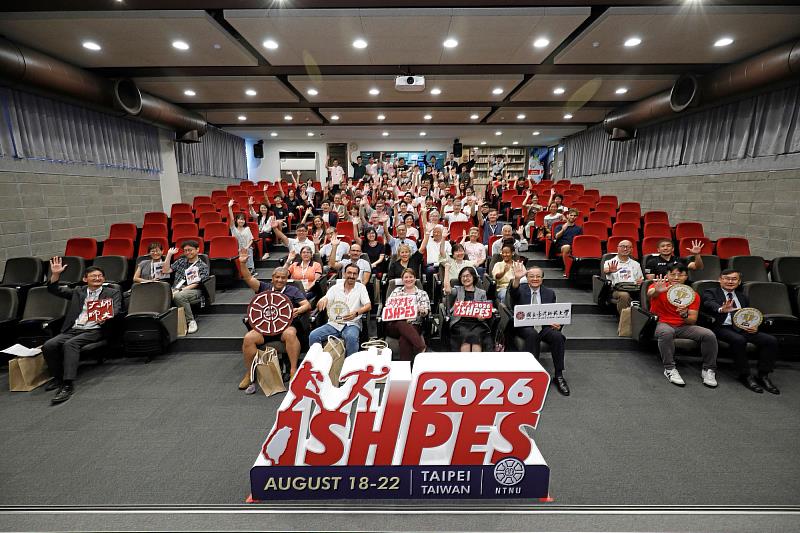 來自全球20多個國家、百餘位體育運動歷史學者於國立臺灣師範大學金牌講堂合影留念,共同見證ISHPES 2026年會在臺盛大展開。