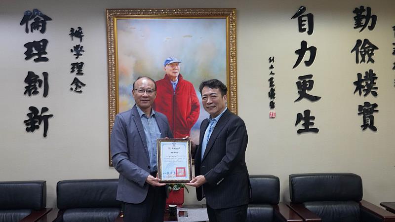 育達科技大學龍清勇校長（左）贈送感謝狀予余治國校友（右）。