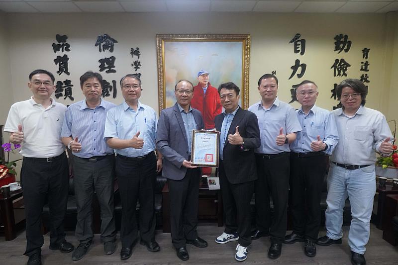 育達科技大學龍清勇校長與余治國校友及科技創新學院各系主任合影。