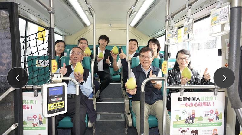彩繪文旦專車由中華郵政王國材董事長(前排右2)及港都客運戴道根總經理(前排左1)帶領下出發。/中華郵政提供