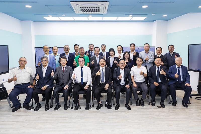 海大於8月31日舉辦「雨港新岸線：基隆港市再生與海陸永續論壇暨圓桌會議」。前排左至右為海大張志清教授、台灣商港事業發展協會洪英正理事長、基隆港務分公司蘇建榮總經理、海大顧承宇副校長、海大許泰文校長、基隆市議會童子瑋議長、海大李明安副校長、全國船聯會蔡豐明理事長、海運承攬運送公會陳木枝理事長。