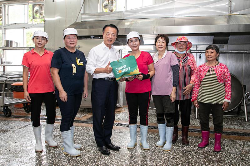 翁章梁關心開學情形 嘉義縣免費營養午餐正式上路