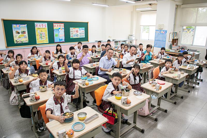 翁章梁關心開學情形 嘉義縣免費營養午餐正式上路
