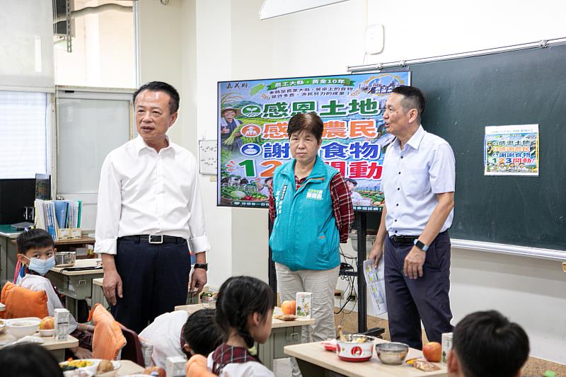翁章梁關心開學情形 嘉義縣免費營養午餐正式上路