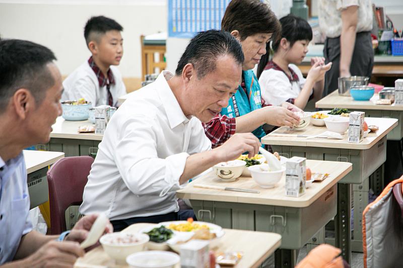 翁章梁關心開學情形 嘉義縣免費營養午餐正式上路