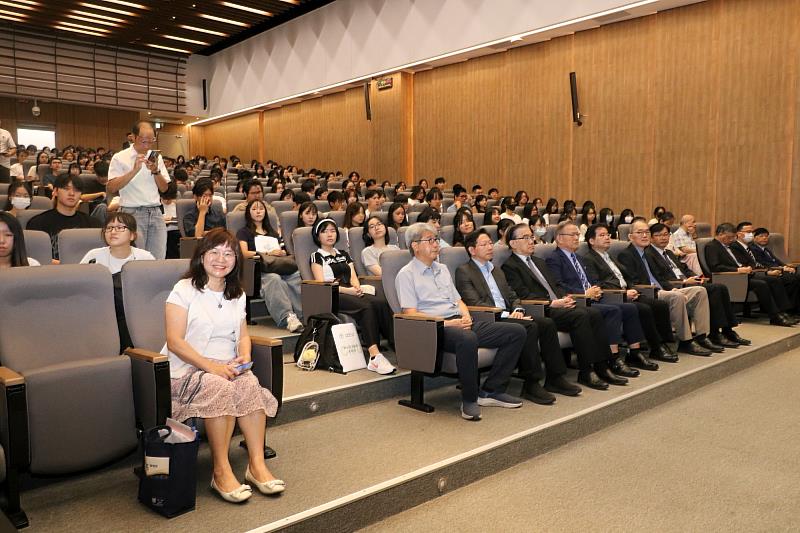 江安世校長偕中醫大的教學和行政主管分別前往各學院向大一新生同學表達歡迎之意。