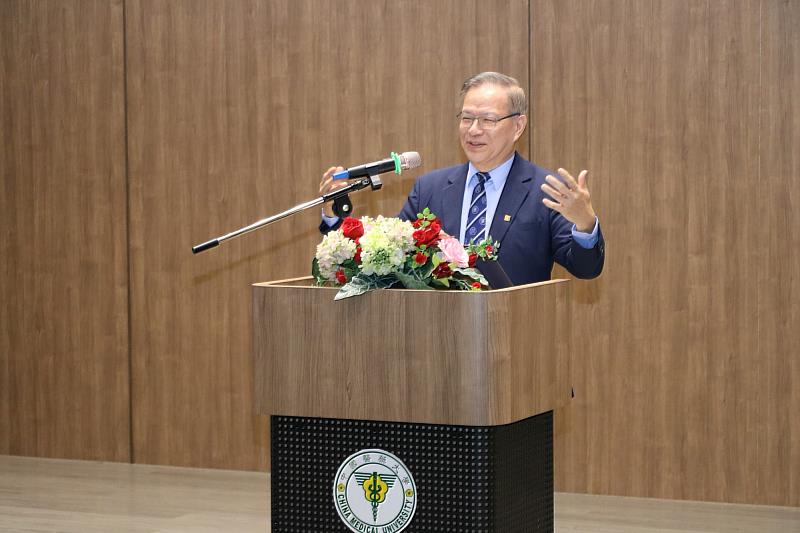 江安世校長歡迎新生加入中國醫藥大學。