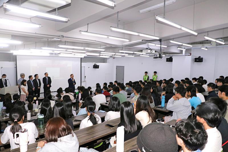 教學和行政主管分別前往各學院向大一新生同學表達歡迎之意。