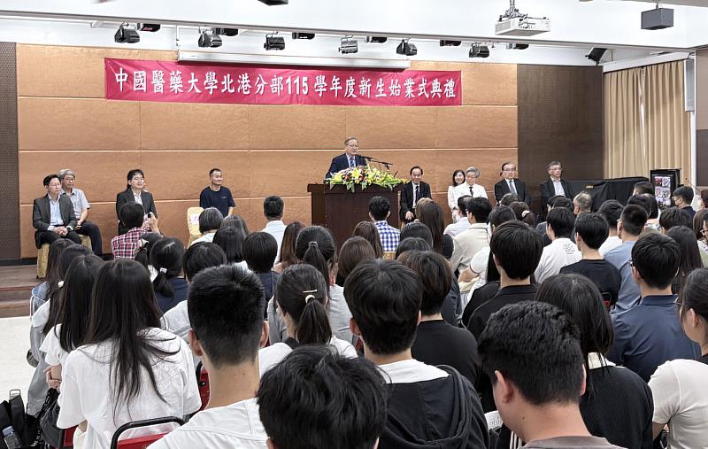 江安世校長偕中醫大的教學和行政主管至北港分部向大一新生同學表達歡迎之意。