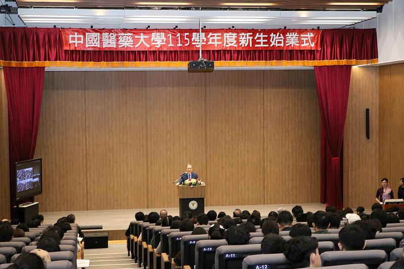 江安世校長勉勵同學,大學並不代表已經找到所有答案,真正珍貴的是在大學過程中,發現一個值得長期追尋、甚至願意用一生回答的問題。