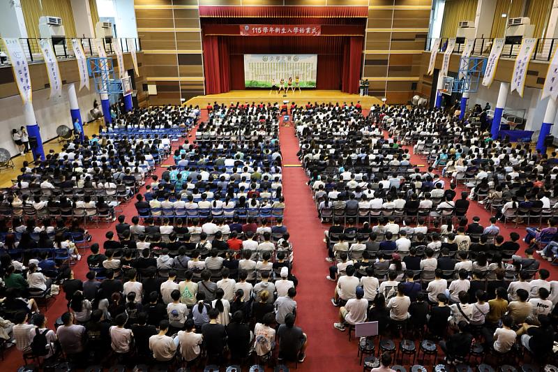 亞大115學年度新生始業式於體育館登場，新鮮人齊聚展開大學新生活。