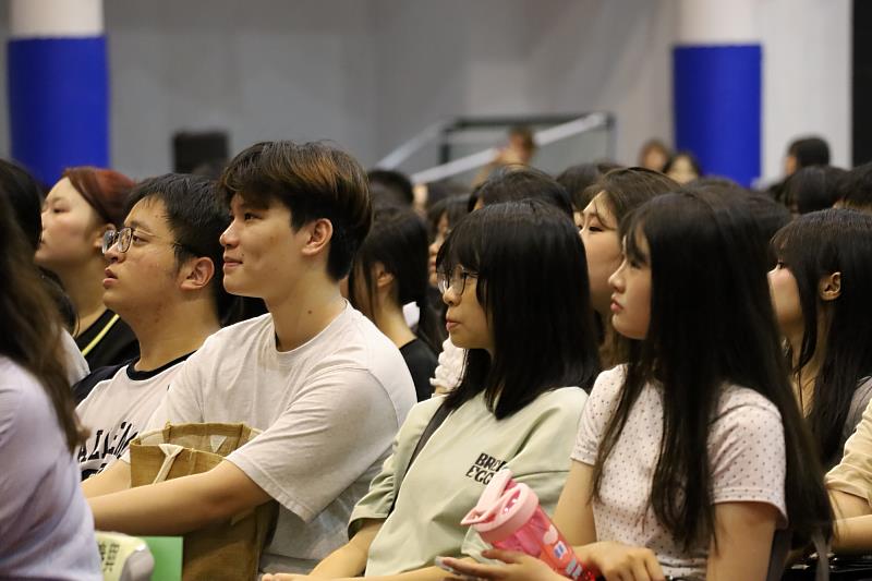 現場新生專注聆聽師長致詞與分享，眼神充滿對大學的期待。