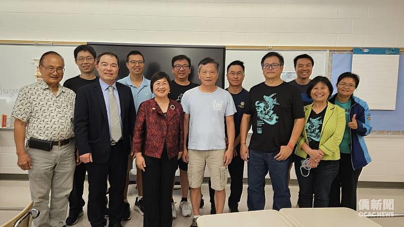 徐佳青訪視華府臺灣學校時與臺語演講社互動。前排左至右：演講社顧問臺灣文化中心理事長黃泰郎、華府文教中心主任黃正杰、徐佳青、演講社顧問吳倍茂、華府臺灣學校校長唐伯禹、前校長陳桂鈴；後排左至右：臺灣姊妹市協會財務長許勉修、演講社社長高連庸、前社長黃凱峰、副社長Peter Cheng、社員Scott Lin及李芙蓉。