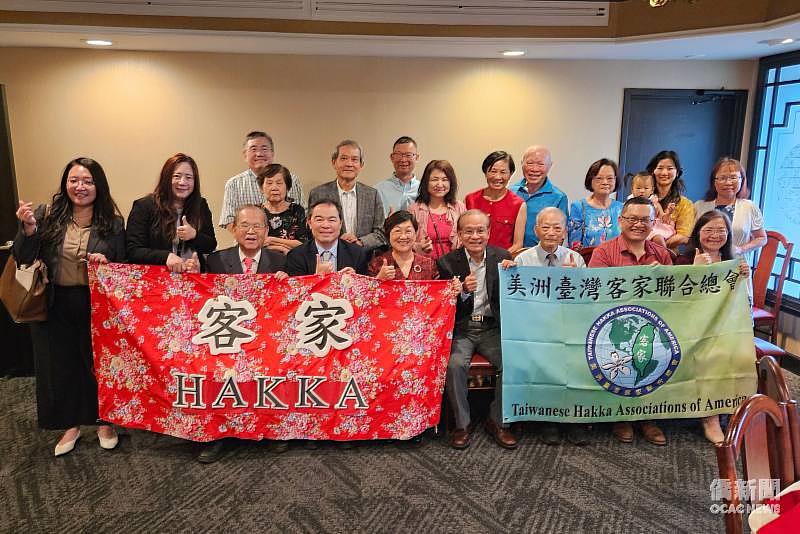 徐佳青與僑務委員曾俊明及大華府地區客家鄉親餐敘。前排坐者左至右：前客家委員會副主任委員劉永斌、黃正杰、徐佳青、曾俊明、僑務諮詢委員謝騰光、大華府區客家同鄉會副會長曾克禮、全美臺灣客家文化基金會理事長陳美鈴。