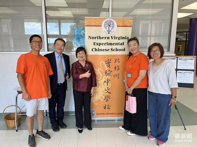 徐佳青在北維州實驗中文學校校長周菊君（右2）、副校長王希芝（右1）及扯鈴指導教練吳浚詮（左1）的陪同下訪視該校上課情形。