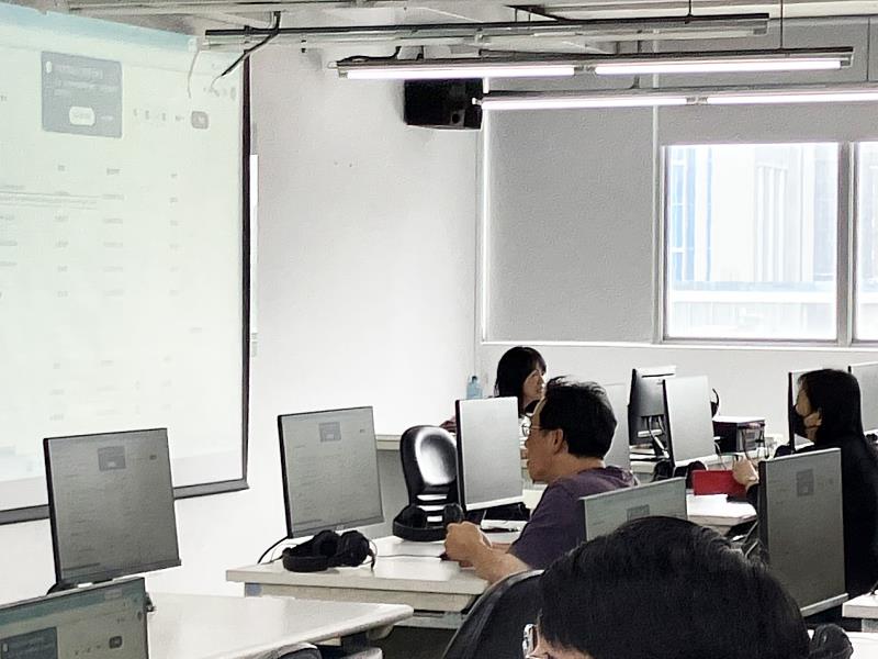 講師林宜蓉透過實際操作演示NotebookLM完整流程。
