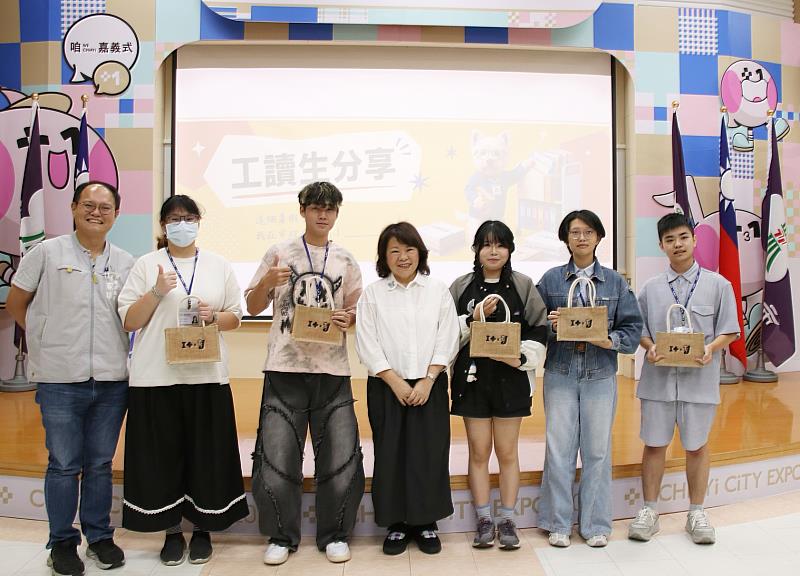 黃敏惠市長與分享同學合照。