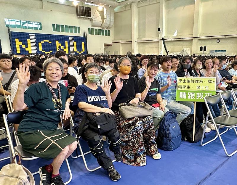 暨大於8月31日舉辦115學年度「30+大學」開學典禮,學校特別安排學員們融入大一新生訓練,在前排就座的學員紛紛表示,能與青年學子齊聚一堂,深刻感受到了滿滿的蓬勃朝氣與熱情。