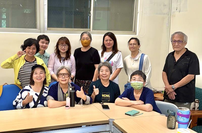 暨大「30+大學」學員們於開學活動中,展現學習的熱情與活力。