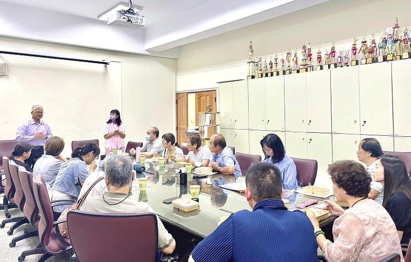 暨大「30+大學」學員們於開學活動中的迎新儀式。