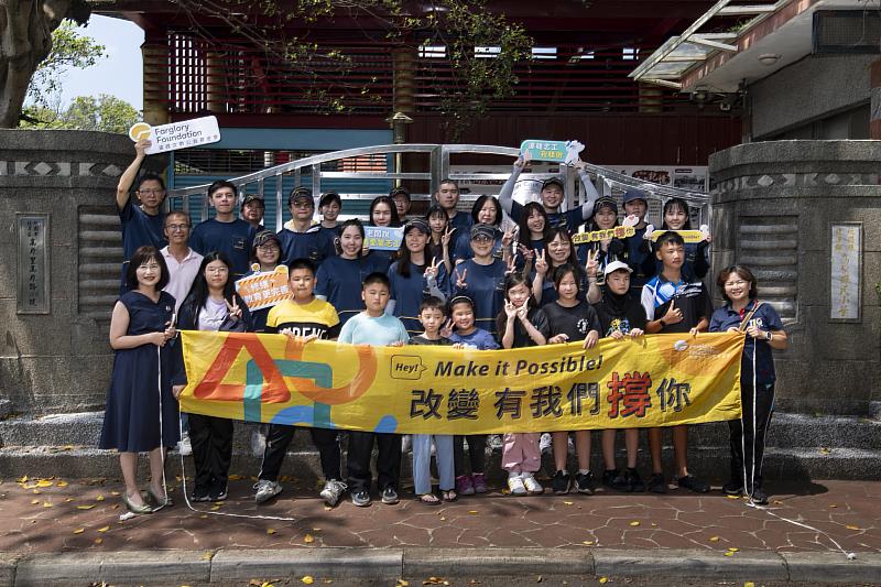 遠雄企業志工前往桃園高原國小進行修繕,9名學生主動響應,加入校園建築改善的行列。