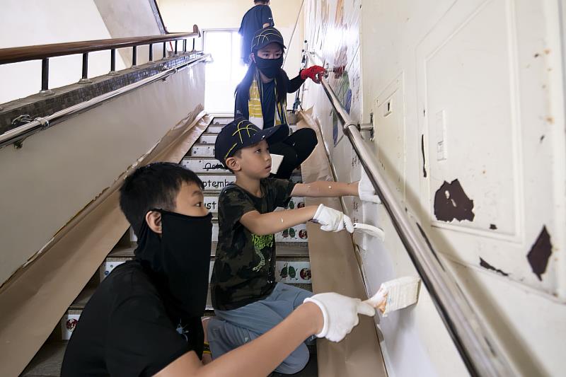 遠雄志工帶領高原國小學童,針對室內壁癌進行舊漆刮除,再依序進行批土與防潮底漆刷塗。