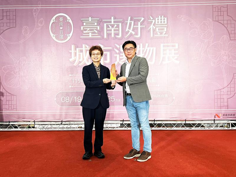 臺南蛋品以永續蛋殼筆榮獲臺南市政府經濟發展局「115年臺南好禮」非食品類「首選・禮」,展現地方文化與綠色工藝的嶄新價值。(資料來源:臺南蛋品)