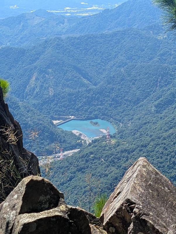 東卯山步道遠眺山景。